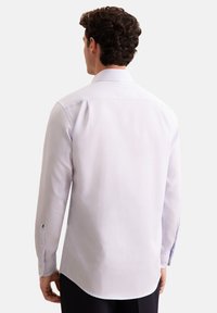 Lichtpaars overhemd met een fijn geruit patroon, knoopmanchetten, een klassieke kraag en een gladde textuur.