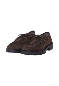 Scarpe in suede marrone con punta rotonda, caratterizzate da cuciture a contrasto, design con lacci e una suola in gomma nera chunky con battistrada.