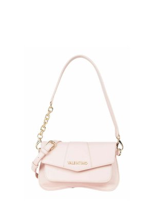 Hellrosa Valentino Schultertasche mit Klappverschluss, goldener Kettendetail, verstellbarem Riemen und goldenem Logo auf der Vorderseite.