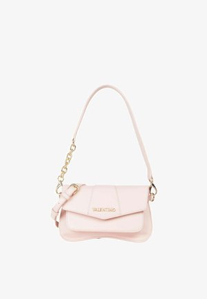 Sac à épaule Valentino rose clair avec fermeture à rabat, détail chaîne dorée, bandoulière réglable et logo doré à l'avant.