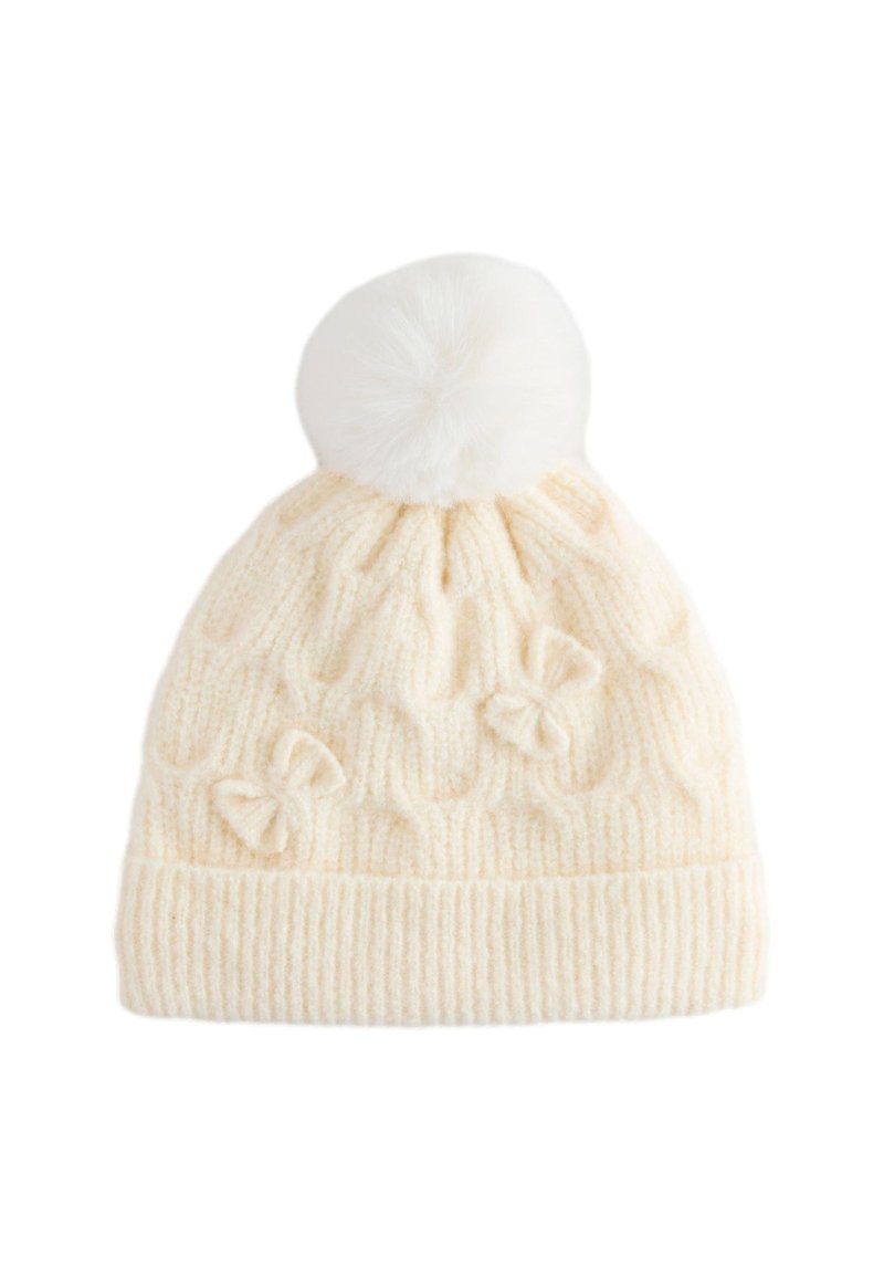 Cuffia lavorata a maglia color crema con motivo a trecce e dettagli di fiocchi rialzati, sormontata da un morbido pon pon bianco. Materiale in lana testurizzata e calda.