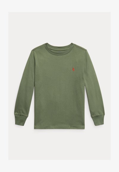 Ilgų rankovių marškiniai alyvinės žalios medvilnės, su apvalia iškirpte ir griuveliais apdirbtomis rankovėmis, su mažuoju raudonu polo logotipu kairėje krūtinės pusėje.