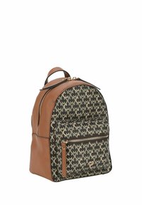 Mochila de cuero marrón con un frontal de tela estampada, que presenta un cierre dorado, forma redondeada y un asa superior para llevarla.
