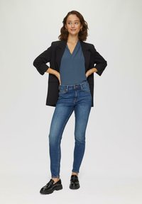QS ÄRMELLOSE  MIT AUSSCHNITT - Blouse - blau