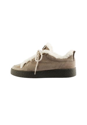 Brun ruskind sneaker med hvid fleeceforing, beige snørebånd og sort struktureret sål, vist fra siden på en hvid baggrund.