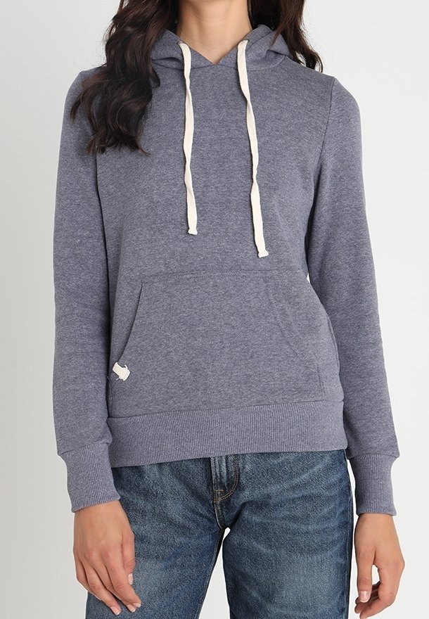 Szara bluza z kapturem wykonana z miękkiej tkaniny, z kieszenią typu kangur, kremowymi sznurkami oraz ściągaczami na rękawach i dole. Luźny krój i regulowany kaptur.