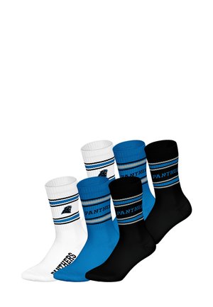 Tři páry ponožek pro posádku: bílé s černými detaily, modré s pruhovanými vzory a černé; každé s nápisem „PANTHERS“ a logem.