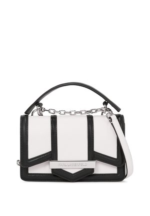 Sac à main rectangulaire blanc et noir avec poignée supérieure, détail chaîne, bandoulière et plaque logo argentée « Karl Lagerfeld » sur le rabat avant.