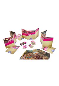 Kolorowa plansza do gry z mapą, numerowanymi kartami, ekranami graczy i wyświetlaczem telefonu, w tematyce "Punkt widzenia: Straszny Festiwal."