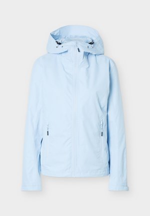 Světle modrá bunda s kapucí, předním zipem a zipovanými kapsami, navržená pro nošení venku.