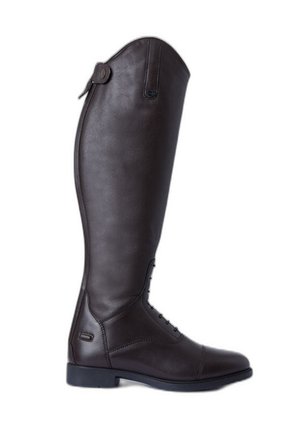 Stivale da equitazione in pelle marrone con gambo alto, punta rotonda, design con lacci e una decorazione a pulsante sul lato. Texture liscia, suola piatta.