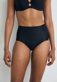 Pantaloni de bikini negri cu talie înaltă, realizati dintr-un material neted, având un design fără cusături și fără elemente metalice vizibile, oferind o acoperire completă.