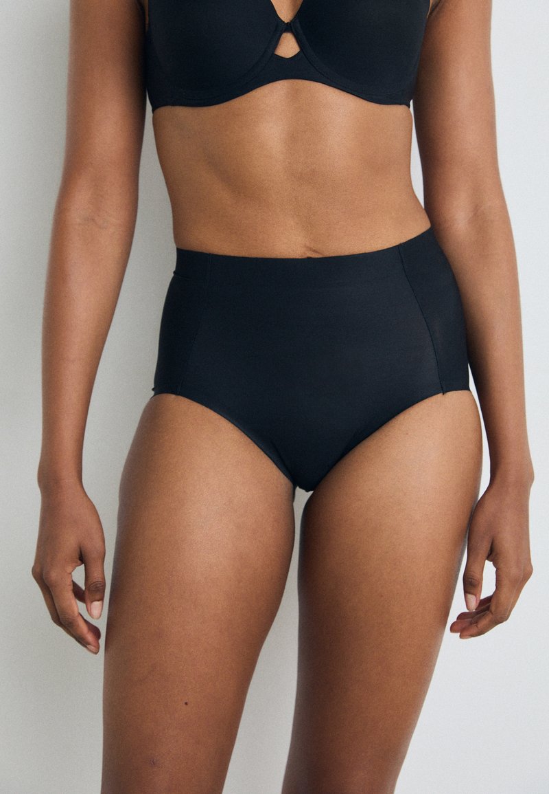 Pantaloni de bikini negri cu talie înaltă, realizati dintr-un material neted, având un design fără cusături și fără elemente metalice vizibile, oferind o acoperire completă.