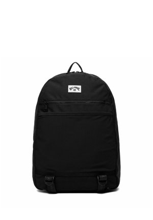 Sac à dos noir avec poche avant zippée, deux sangles inférieures et un petit écusson du logo de la marque blanc en haut au centre.