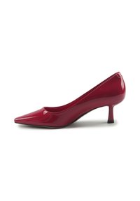 Pantofi cu toc din piele roșie lacuită, cu vârful ascuțit și un toc stiletto mic. Textură netedă și un design elegant fără modele sau accente vizibile.