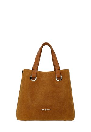 Sac à main en daim marron avec des poignées en cuir assorties attachées par des anneaux argentés, avec un petit logo métallique de la marque au centre avant.