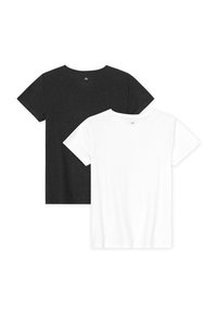 Due t-shirt a maniche corte, uno nero e uno bianco, realizzati in morbido cotone, con scollature rotonde e un piccolo logo sul retro.