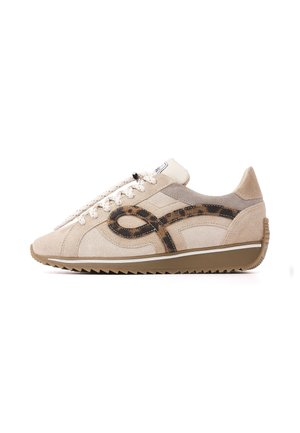 Beige suède sneaker met witte veters, een bruine leopardprint gebogen streep aan de zijkant en een bruine geribbelde zool.