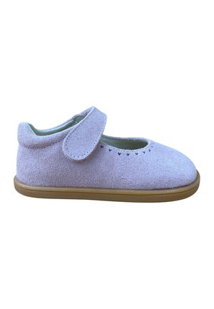 Zapato para niño pequeño de ante lila claro con tira de velcro y suela de goma, con pequeñas perforaciones decorativas cerca del borde superior.