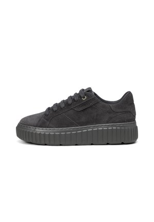 Niski, ciemnoszary zamszowy sneaker z grubą, ryflowaną gumową podeszwą i sznurowaniem, widziany od zewnętrznej strony.