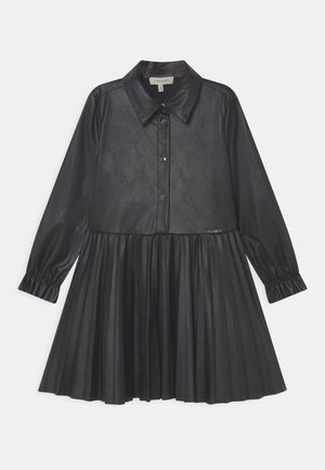 Robe en simili cuir noir avec un col, patte de boutonnage, manches longues et jupe plissée. Comprend des poignets élastiques et un détail de logo.