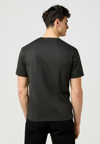 Wrangler SHORT SLEEVE AMERICANA - REGULAR FIT - Printtipaita - anthracite