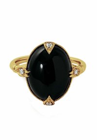 Anillo de oro con una piedra central ovalada de color negro, flanqueada por tres pequeñas piedras claras con intrincados acentos de garra y un borde detallado.