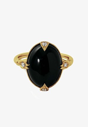 Anillo de oro con una piedra central ovalada de color negro, flanqueada por tres pequeñas piedras claras con intrincados acentos de garra y un borde detallado.