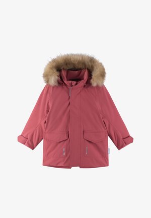 Parka rosa impermeável com capuz de peluche falso, grandes bolsos frontais e mangas dobráveis. Apresenta detalhes em cinza e fecho frontal com zíper.
