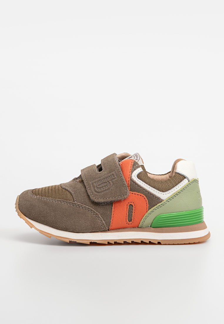 Braune Wildledersneaker mit orangefarbenen, grünen und weißen Akzenten. Beinhaltet einen Klettverschluss, ein strukturiertes Material und eine Gummisohle mit einem grünen Streifen.