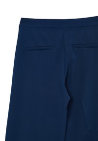 Pantaloni su misura blu navy che mostrano la parte superiore della schiena con un cinturino e due tasche a filetto orizzontali.