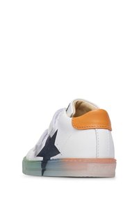 Baskets blanches avec un détail en étoile marine, un onglet de talon orange, et une semelle dégradée translucide. Le design présente une texture en cuir lisse.