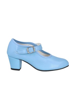 Zapato Mary Jane azul claro con punta redondeada, una correa con hebilla y un tacón bajo. Fabricado en un material sintético suave.