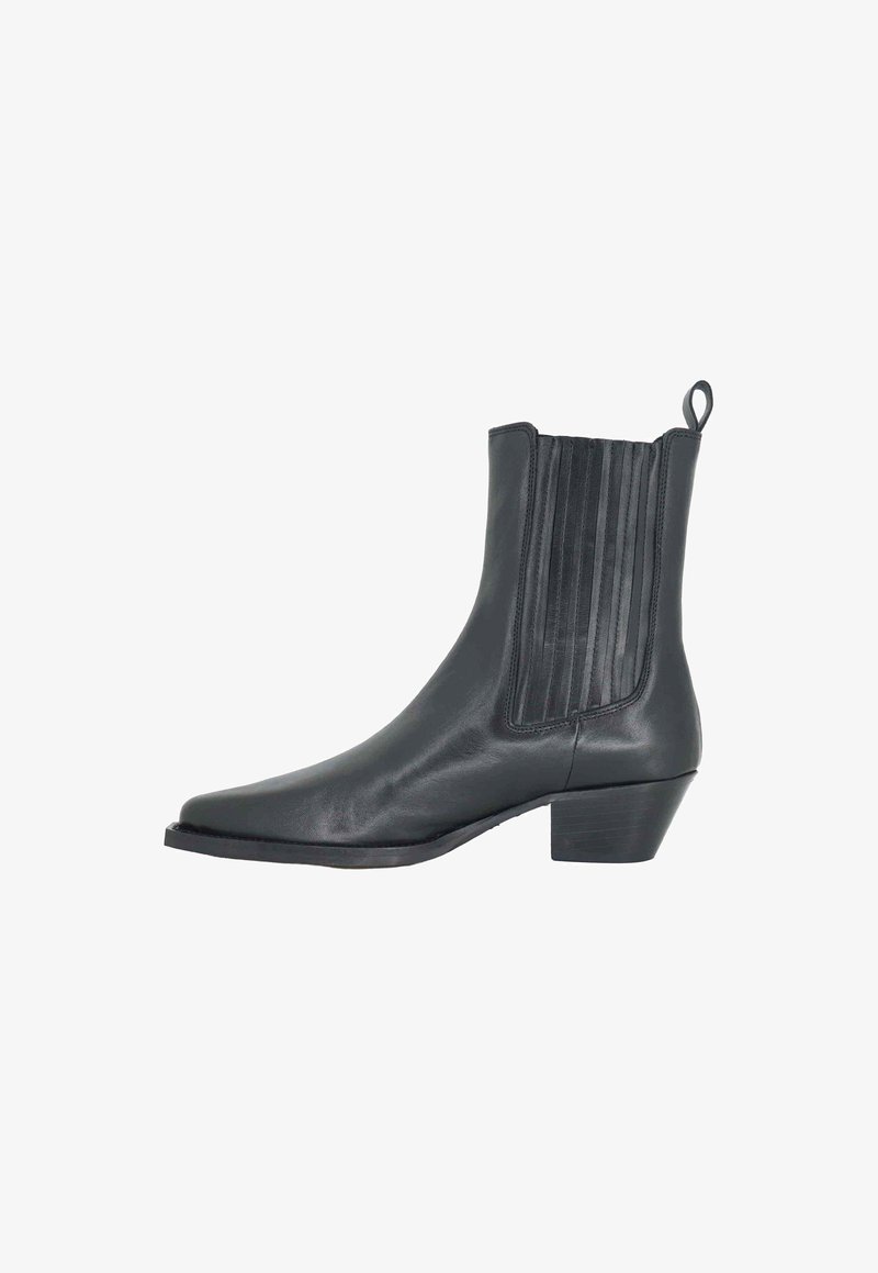 Stivaletto alla caviglia in pelle nera con tacco basso a blocco, pannello laterale elastico e anello per facilitarne la calzata sul retro, mostrato su sfondo bianco.