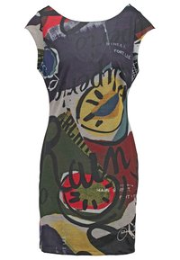 Robe sans manches ajustée avec des imprimés graphiques abstraits et colorés comprenant des cercles, du texte et des formes dans des tons rouges, jaunes, verts et bleus.