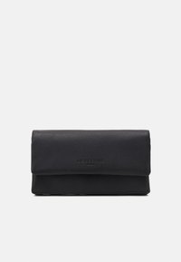 Czarna skórzana kopertówka, z teksturowaną powierzchnią, złożoną konstrukcją i wytłoczonym logo z przodu. Kompaktowy prostokątny kształt.