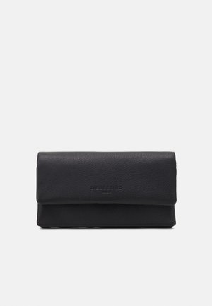 Borsa a busta in pelle nera, con superficie testurizzata, design piegato e marchio impresso sulla parte anteriore. Forma rettangolare compatta.