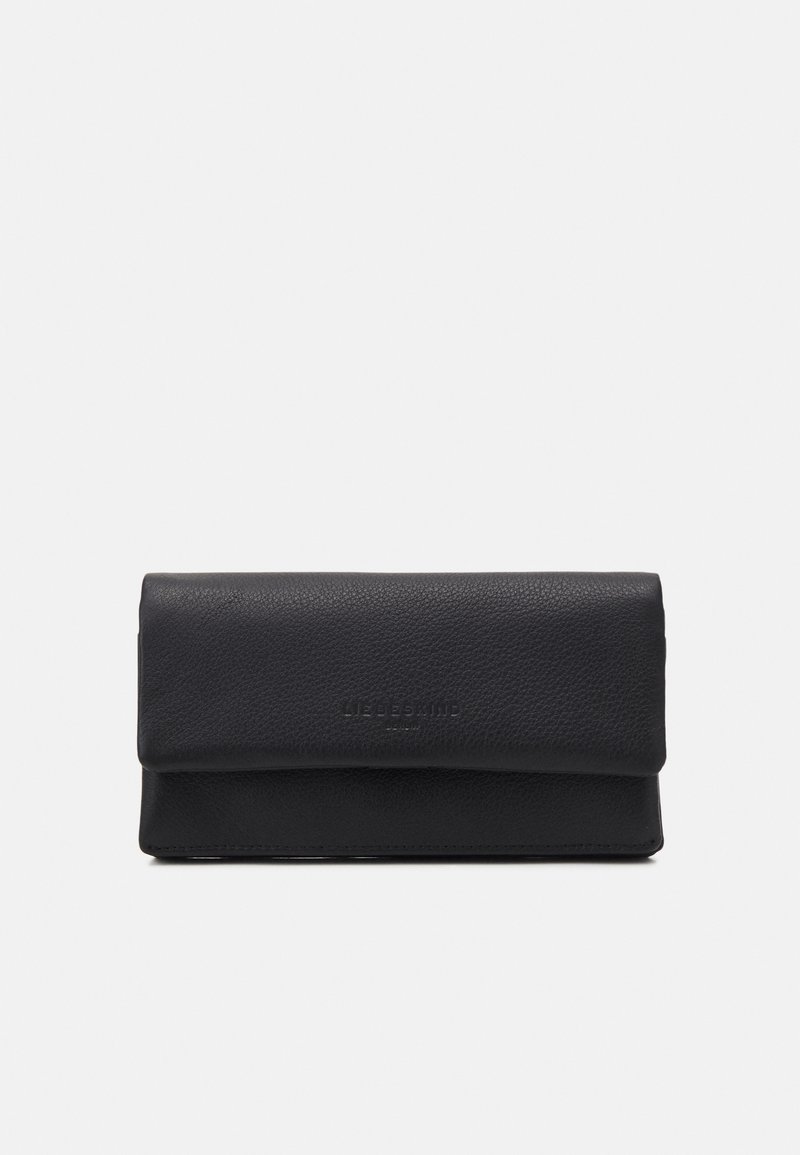 Czarna skórzana kopertówka, z teksturowaną powierzchnią, złożoną konstrukcją i wytłoczonym logo z przodu. Kompaktowy prostokątny kształt.