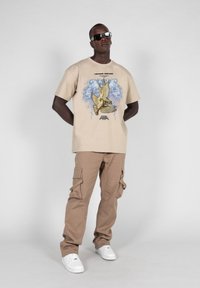 MJ Gonzales VINTAGE DREAMS HEAVY OVERSIZED - Trükipildiga T-särk - wet sand
