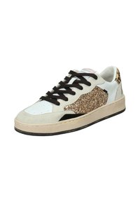 Sneaker bianca e beige con una sezione glitterata dorata, lacci neri e un accento in stampa leopardata sul tallone. Materiali in pelle scamosciata e pelle.