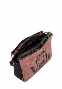 Bolso acolchado en rosa y negro con múltiples compartimentos con cremallera, que presenta letras texturizadas y embellishments. Material suave con textura contrastante.