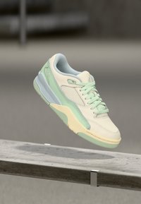 No seleccionado, pale ivory/jade aura/aura