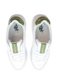 Ett par vita U.S. Polo Assn. sneakers med gröna detaljer, snörningen knuten, sedd från ovan på en vit bakgrund.