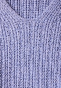 Hellblau-lila gestrickter Pullover mit vertikalem Rippmuster und rundem Ausschnitt. Der Stoff wirkt weich und leicht flauschig.