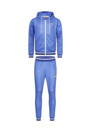 Chándal azul con un patrón texturizado, que incluye una sudadera con capucha y pantalones ajustados, ambos con puños y cinturilla a rayas contrastantes.