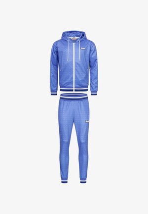 Chándal azul con un patrón texturizado, que incluye una sudadera con capucha y pantalones ajustados, ambos con puños y cinturilla a rayas contrastantes.