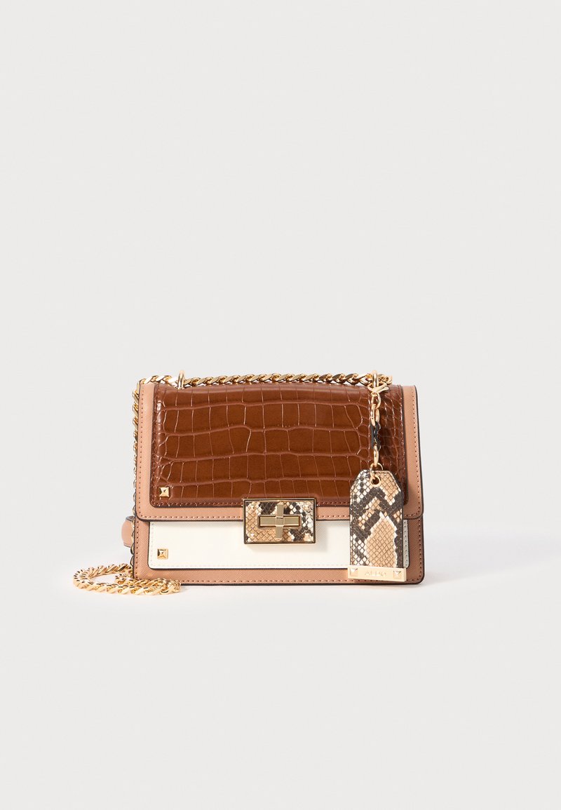 Braune Kunstleder-Handtasche im Krokodil-Look mit goldener Kettenriemen, weißen und braunen Akzenten sowie einem gemusterten Etikett mit Schlangendesign.
