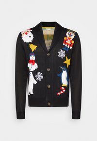 Cardigan nero con bottoni decorato con motivi festivi che includono Babbo Natale, un soldatino, un pupazzo di neve, un pinguino, fiocchi di neve, una stella, una campana e una canna di zucchero.