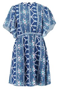Modré šaty s krátkými volánovými rukávy, zdobené květinovým a geometrickým vzorem v růžové a tyrkysové, s vypasovaným pasem a jemnou texturou látky.