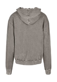 Sudadera gris con capucha, de textura suave, corte relajado y puños y dobladillo acanalados. La vista trasera muestra una unión de capucha sin costuras.
